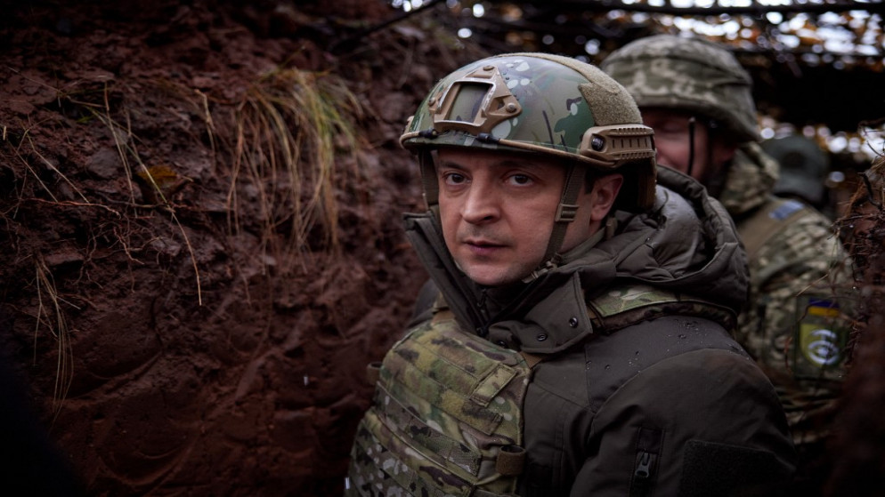 الرئيس الأوكراني فولوديمير زيلينسكي مع جنود على خط المواجهة مع الانفصاليين المدعومين من روسيا في منطقة دونيتسك في يوم القوات المسلحة الأوكرانية، 6 كانون الأول/ديسمبر 2021. (أ ف ب)