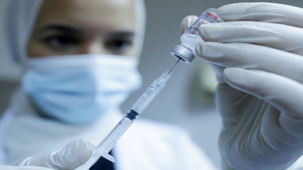 ممرضة تحضر جرعة من اللقاح ضد مرض فيروس كورونا في موقع لإعطاء مطاعيم فيروس كورونا في جامعة القاهرة بمصر، 8 أيلول/سبتمبر 2021. (رويترز)