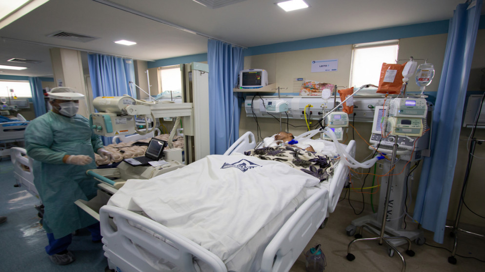 مصاب بفيروس كورونا في قسم العناية المركزة بمستشفى ساو خوسيه في البرازيل. (shutterstock)