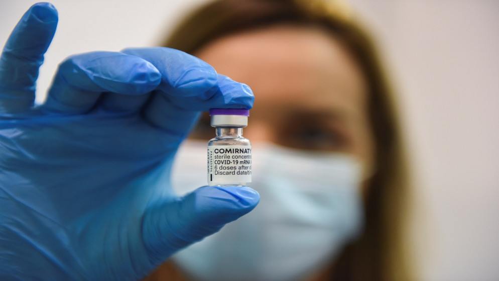 عاملة طبية تحمل قنينة من الجرعة الثالثة من لقاح فايزر ضد مرض فيروس كورونا، في مركز التطعيم بلغراد فير في بلغراد، صربيا، 25 أغسطس 2021. (رويترز)