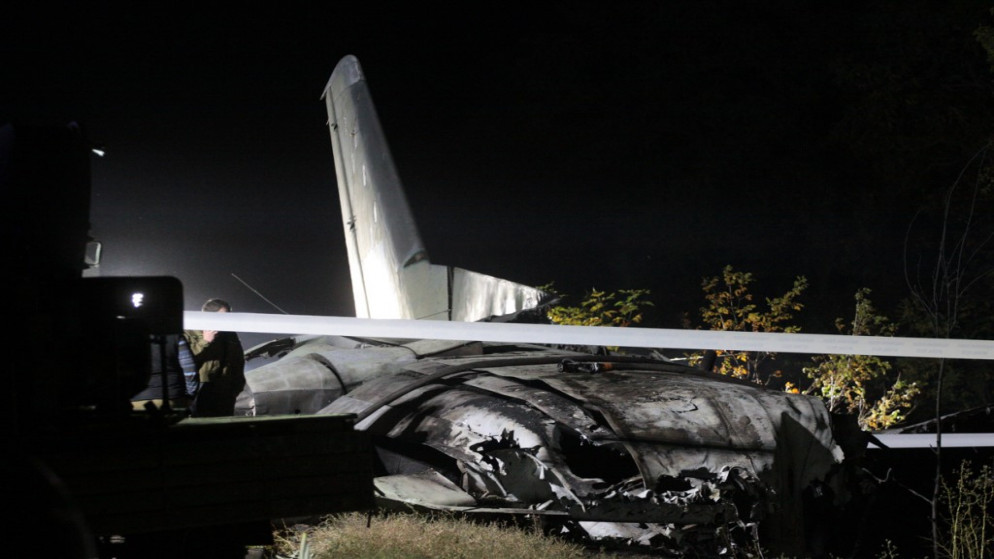 صورة تعبيرية لرجال إنقاذ وخبراء يعملون في مكان تحطم طائرة. (أ ف ب)