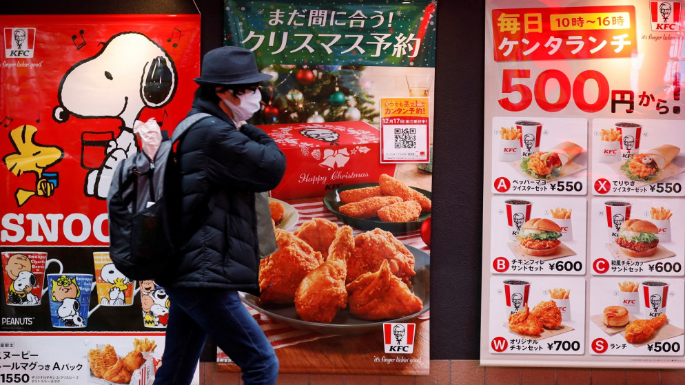 رجل يرتدي قناعًا واقيًا وسط تفشي مرض فيروس كورونا في طوكيو ، اليابان ، 14 ديسمبر ، 2021. (رويترز / كيم كيونغ هون)