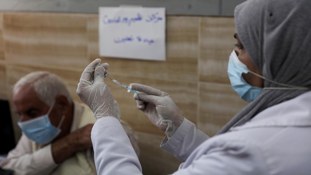 كبار السن يتلقون الجرعة الأولى من اللقاح الصيني "سينوفارم" في مركز تطعيم نعلين في رام الله. 05/04/2021. (حذيفة سرور/ وفا)