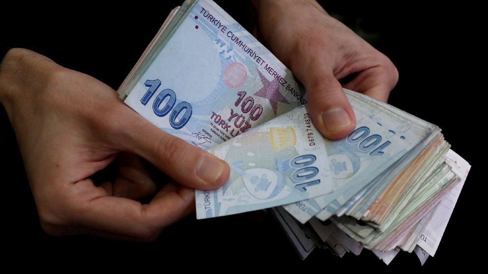 تاجر يعد الأوراق النقدية بالليرة التركية في البازار الكبير في اسطنبول، تركيا، 29 آذار/ مارس 2019. (رويترز/ مراد سيزر)