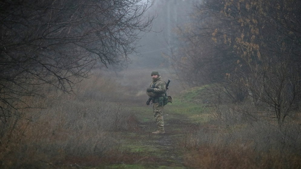 صورة لجندي أوكراني على خط المواجهة بالقرب من قرية ترافنيف في منطقة دونيتسك بأوكرانيا، 15 كانون الأول/ ديسمبر 2021 (رويترز)