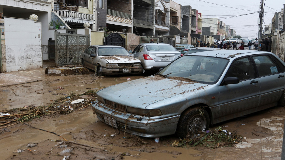 سيارات على طريق مليء بالطين بعد السيول الناجمة عن الأمطار الغزيرة في أربيل، العراق ، 17 كانون الأول/ديسمبر ، 2021 (رويترز)