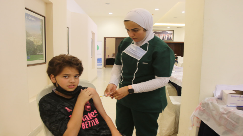 عاملة رعاية صحية تعطي جرعة من لقاح كورونا في عمّان (صلاح ملكاوي/ المملكة)