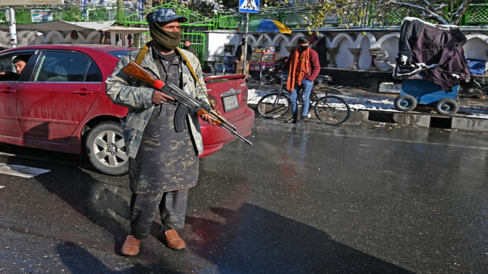 عنصر من حركة طالبان في شارع في كابل. (أ ف ب)