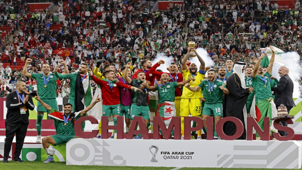 تتويج لاعبي المنتخب الجزائري ببطولة كأس العرب. (أ ف ب)