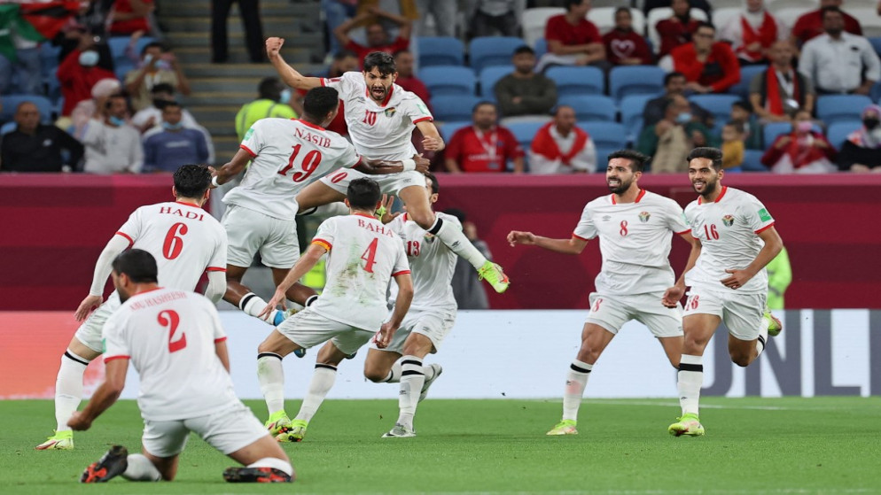 احتفال لاعب المنتخب الوطني لكرة القدم يزن النعيمات بتسجيله هدفا في مرمى مصر في ربع نهائي بطولة كأس العرب. (أ ف ب)