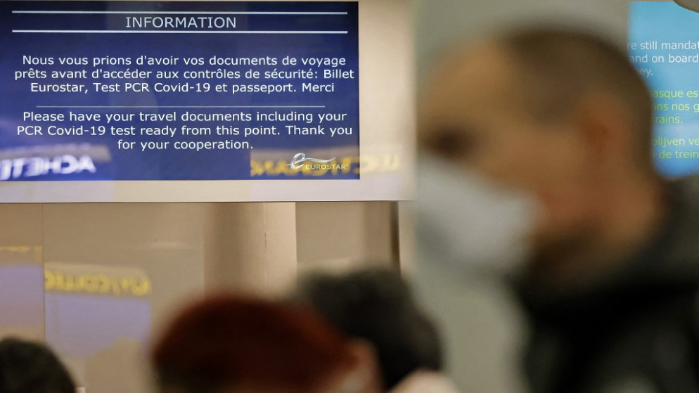 لافتة في مطار تظهر ضرورة تقديم المسافرين فحص الكشف عن فيروس كورونا. (أ ف ب)