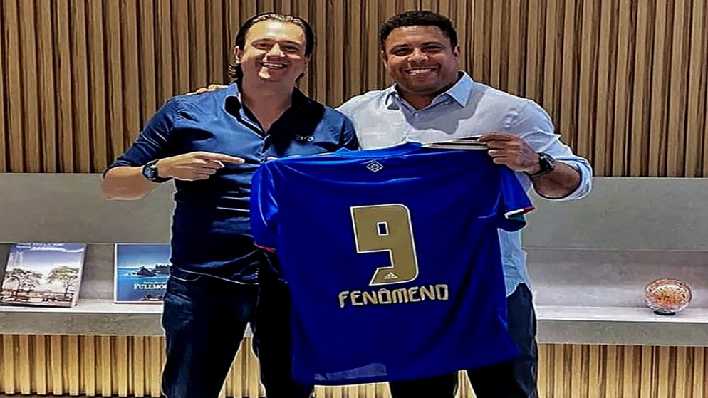 النجم الدولي البرازيلي السابق رونالدو حاملا قميص نادي كروزيرو مع الرقم 9 على ظهره واسم "فينومينو". (أ ف ب)