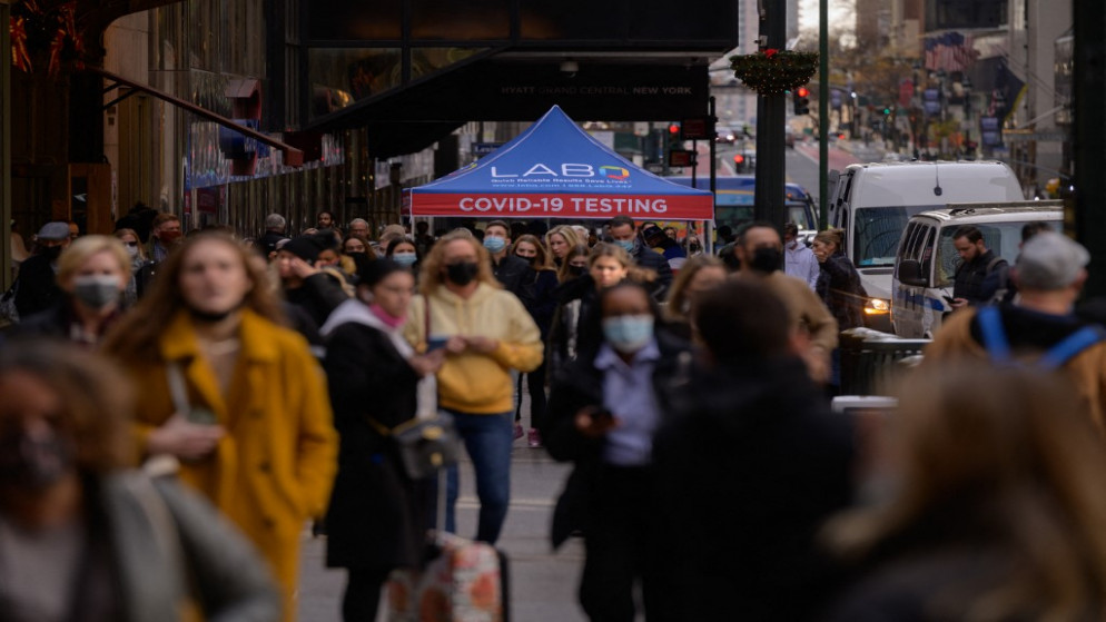 يصطف الناس في طابور لاختبار كورونا في كشك اختبار جانب الشارع في نيويورك، 17 ديسمبر 2021. (أ ف ب)