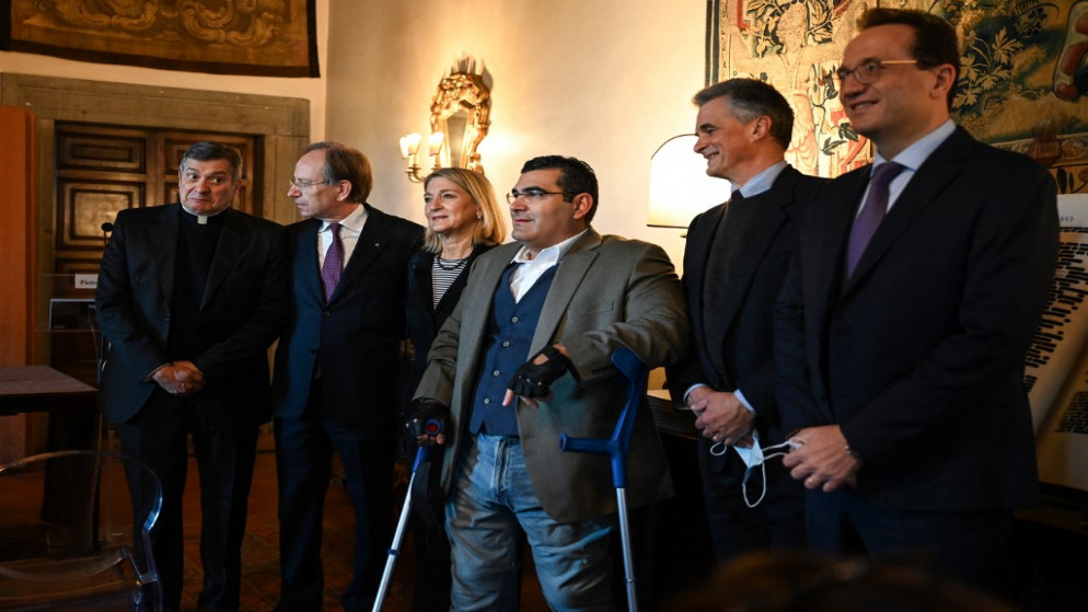 اللبناني مايكل حداد (وسط) خلال لقاء مع حاضرة الفاتيكان الحبر الأعظم الأرجنتيني المنخرط في الدفاع عن البيئة. (أ ف ب)