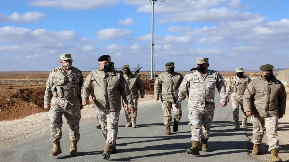 جانب من زيارة رئيس هيئة الأركان المشتركة كتيبة الأمير طلال الآلية/5 . (القوات المسلحة الأردنية)
