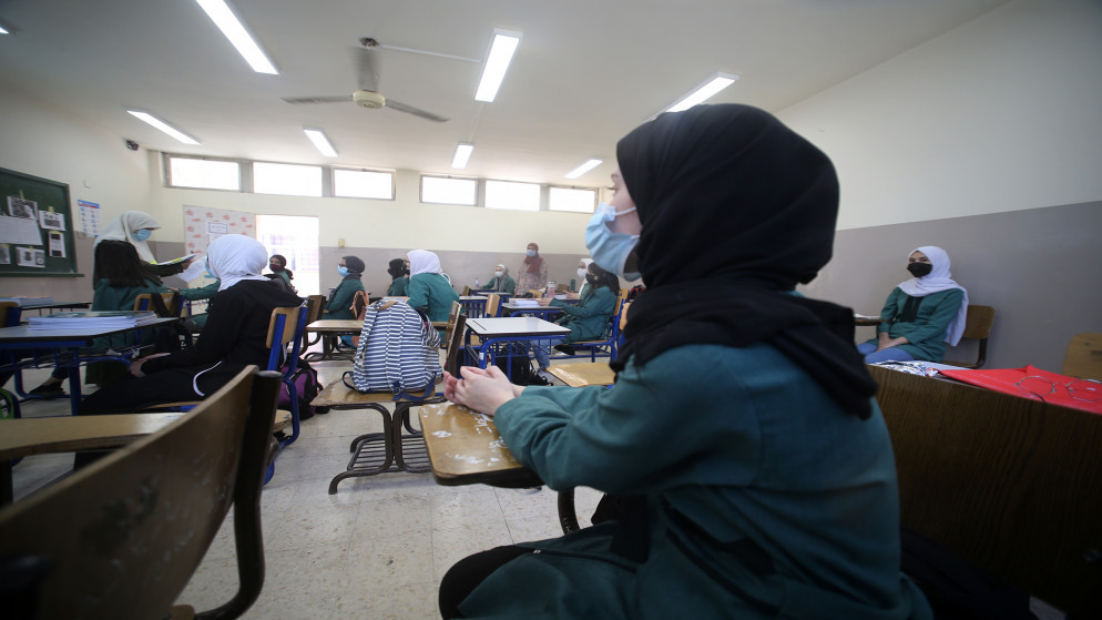طالبات يرتدين كمامات للوقاية من فيروس كورونا في إحدى مدارس عمّان. (صلاح ملكاوي / المملكة)