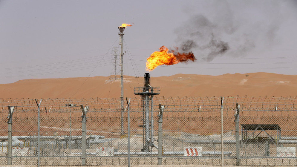 اللهب يخرج من منشأة إنتاج حقل الشيبة النفطي التابع لشركة أرامكو السعودية في الربع الخالي، السعودية 22 أيار /مايو 2018. (رويترز / أحمد جاد الله)