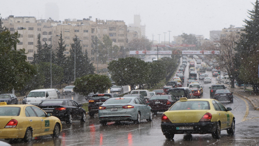 مركبات في شارع رئيسي في عمّان خلال جوء ماطر. (صلاح ملكاوي/ المملكة)