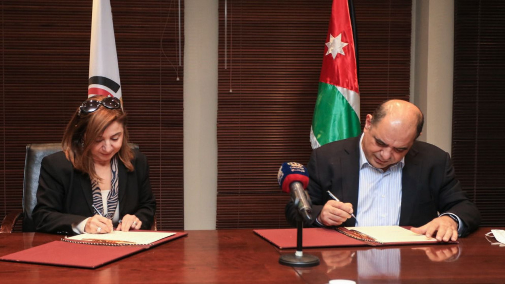 جانب من توقيع الاتفاقية بين وزير الاقتصاد الرقمي والريادة أحمد هناندة (يمينا) والرئيسة التنفيذية لشركة (جوباك) مها البهو. (وزارة الاقتصاد الرقمي)
