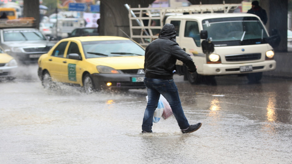 صورة أرشيفية لتساقط أمطار خلال منخفض جوي في عمّان. (صلاح ملكاوي/ المملكة)
