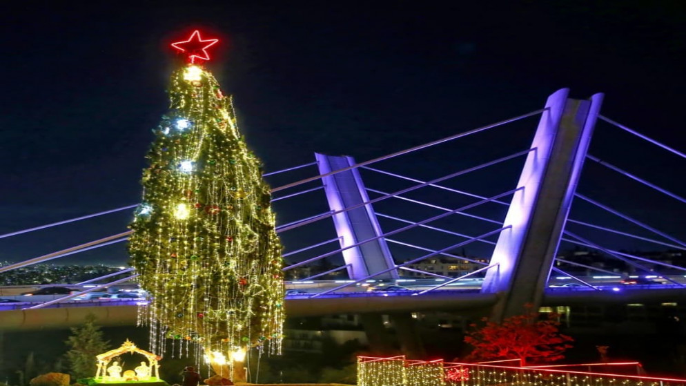 شجرة عيد الميلاد المجيد في الحديقة المجاورة لجسر عبدون المعلق. (أمانة عمان الكبرى)