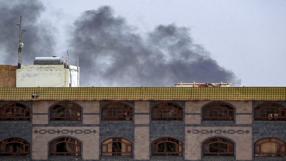 دخان يتصاعد بعد قصف قوات التحالف مناطق خاضعة لسيطرة الحوثيين. (أ ف ب)