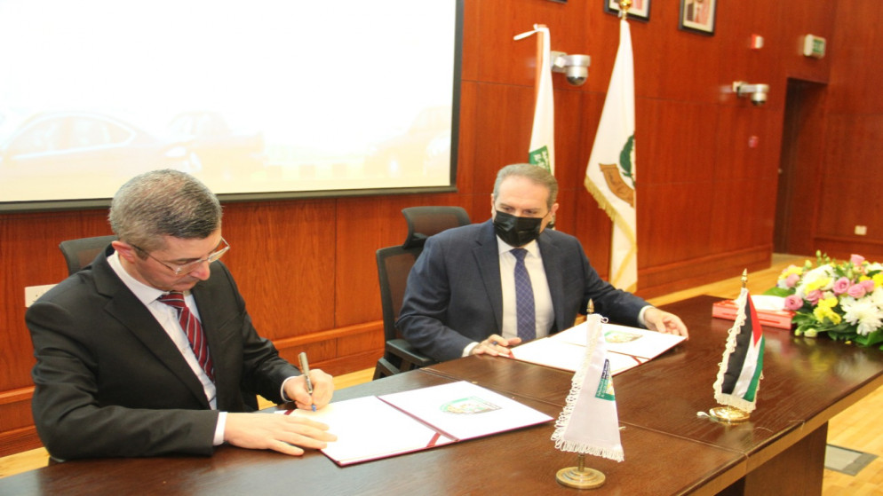 وزير الصحة الدكتور فراس الهواري (يمين) خلال توقيع اتفاقية لرفد مستشفى الحسين السلط الجديد بالكوادر الطبية من جامعة البلقاء التطبيقية. (جامعة البلقاء التطبيقية)