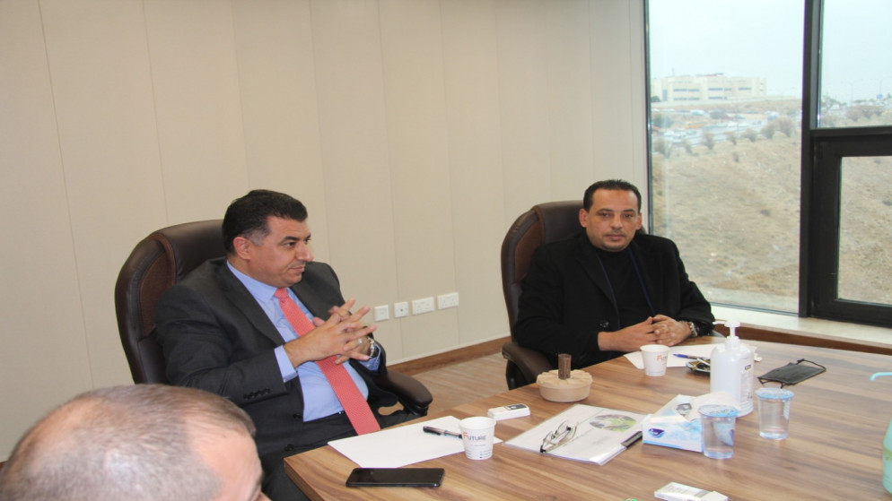 وزير الزراعة خالد الحنيفات ورئيس لجنة الزراعة والمياه والبادية النيابية.