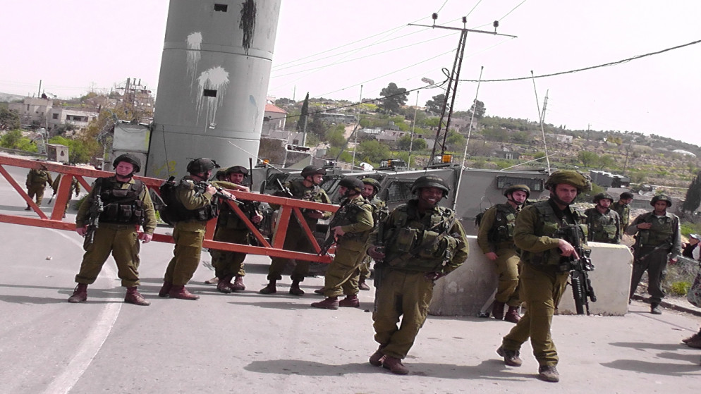 جنود من جيش الاحتلال الإسرائيلي بالقرب من حاجز (وفا)