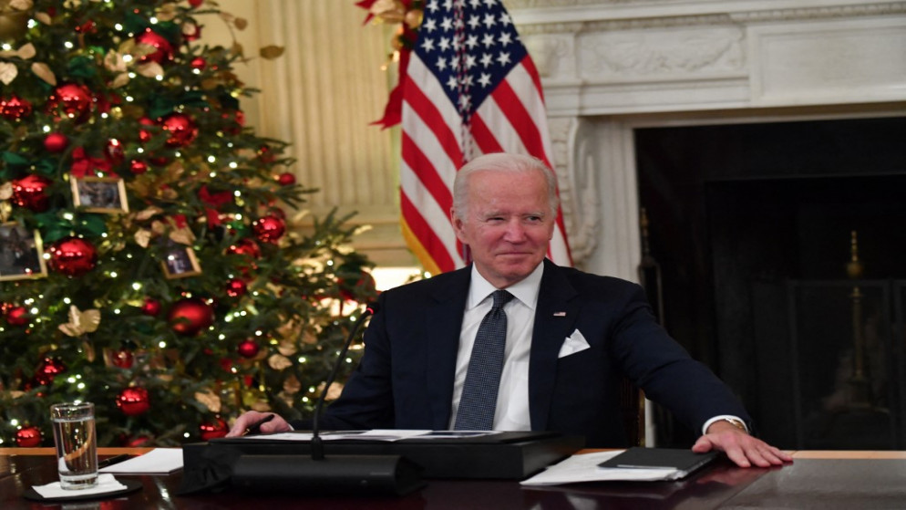 الرئيس الأميركي جو بايدن، في غرفة الطعام بالبيت الأبيض، واشنطن العاصمة، 9 ديسمبر 2021. (أ ف ب)