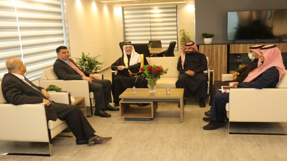 وزير الزراعة خالد الحنيفات يلتقي وكيل وزارة الزراعة والبيئة والمياه السعودي والوفد المرافق. (وزارة الزراعة)