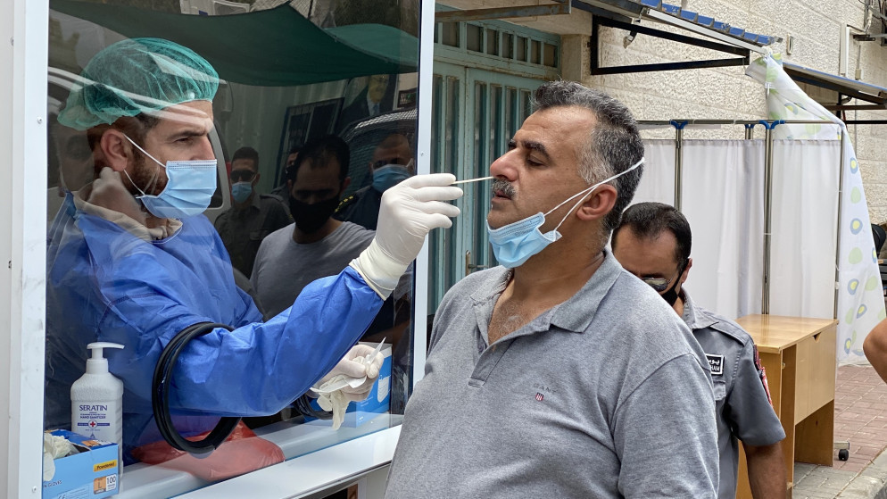 عامل رعاية صحية يجري اختبار الكشف عن كورونا في الأراضي الفلسطينية (وفا)