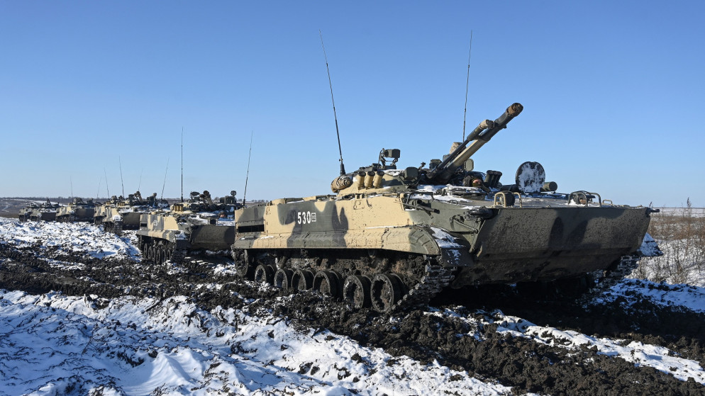 يقود أفراد الخدمة الروسية مركبات مشاة قتالية خلال تدريبات قتالية تكتيكية في ميدان كاداموفسكي في منطقة روستوف، روسيا، 22 كانون الأول/ديسمبر 2021. (رويترز / سيرجي بيفوفاروف)