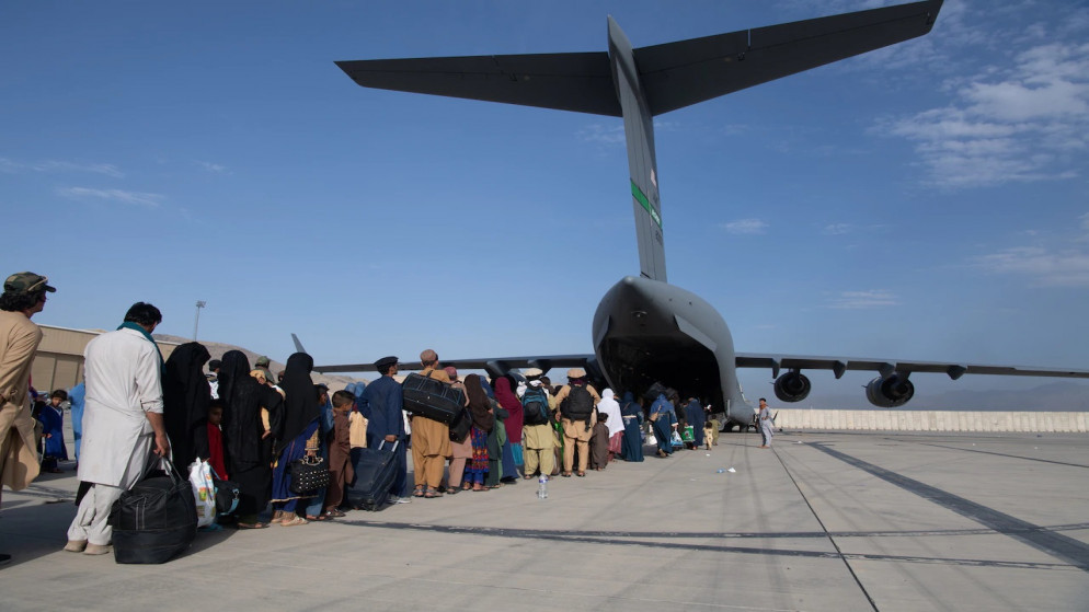 صورة سابقة لإجلاء أفغانيين من مطار كابل عبر طائرة أميركية. (وزارة الدفاع الأميركية)