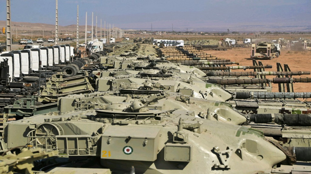 صورة أرشيفية لدبابات الجيش الإيراني خلال مناورة عسكرية. (أ ف ب)