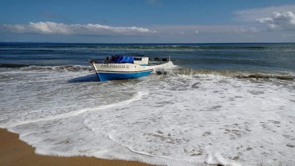 حطام قارب غرق قبالة ساحل مدغشقر بعد سحبه إلى الشاطئ. 22/12/2021. (رويترز)