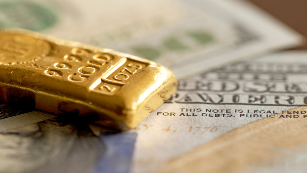 سبائك الذهب على فئة 100 دولار أميركي. (shutterstock)