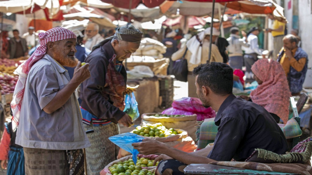 يتسوّق اليمنيون المنتجات الطازجة في سوق بمدينة تعز ، ثالث مدن اليمن ، 4 نوفمبر / تشرين الثاني 2021(أحمد الباشا /أ ف ب)