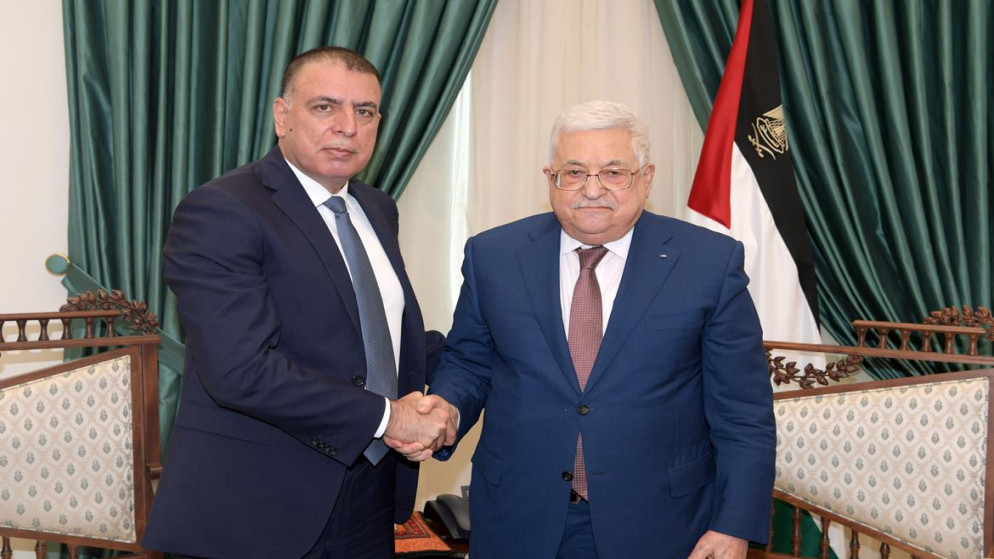 رئيس دولة فلسطين محمود عباس ووزير الداخلية مازن الفراية. (بترا)