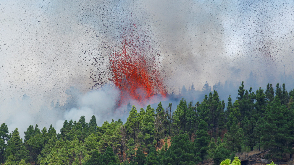حمم ودخان في أعقاب ثوران بركان في حديقة كومبري فيجا الوطنية في إل باسو بجزيرة لا بالما الكناري، 19 أيلول/سبتمبر 2021. (رويترز / بورخا سواريز)