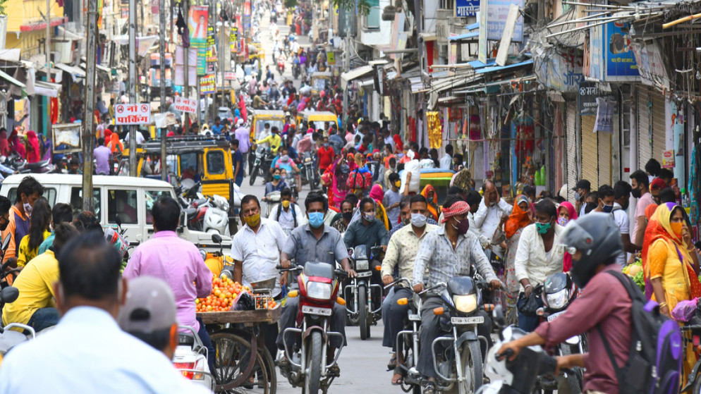 أشخاص يتجولون في السوق الرئيسية دون الحفاظ على التباعد وسط زيادة حالات الإصابة بالفيروس في جميع أنحاء الهند. (shutterstock)