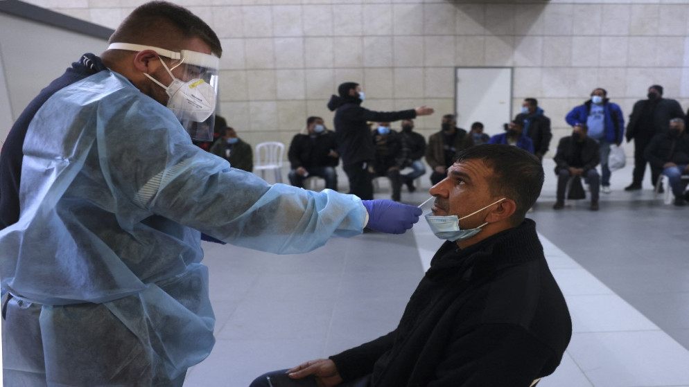 إجراء اختبار للكشف عن فيروس كورونا لشخص في قطاع غزة. (أ ف ب)