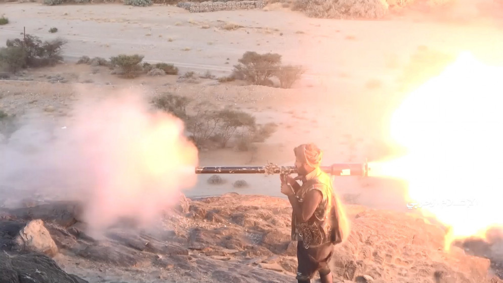 مقاتل حوثي يطلق النار من سلاح على خط أمامي في منطقة الجوبة بمحافظة مأرب اليمنية، 2 تشرين الثاني/ نوفمبر 2021. (أ ف ب)