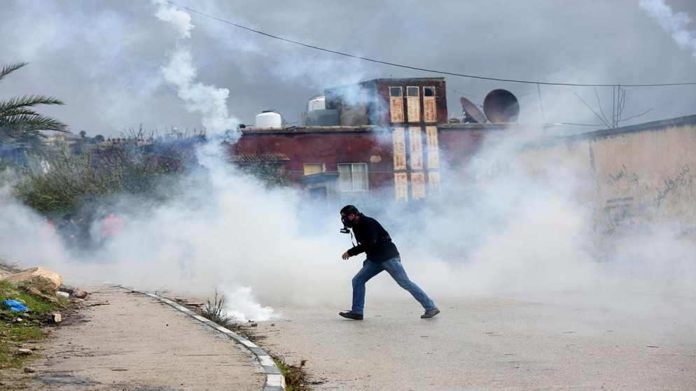 انتشار لغاز مسيل للدموع خلال مواجهات بين الشبان وقوات الاحتلال الإسرائيلي، في قرية برقة شمالي نابلس، الضفة الغربية المحتلة (وفا)
