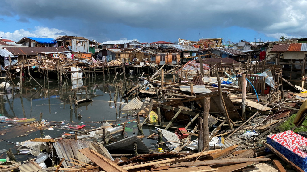 منازل متضررة من إعصار راي في مدينة سوريغاو، سوريغاو ديل نورتي، الفلبين، 19 كانون الأول/ديسمبر 2021 (رويترز)
