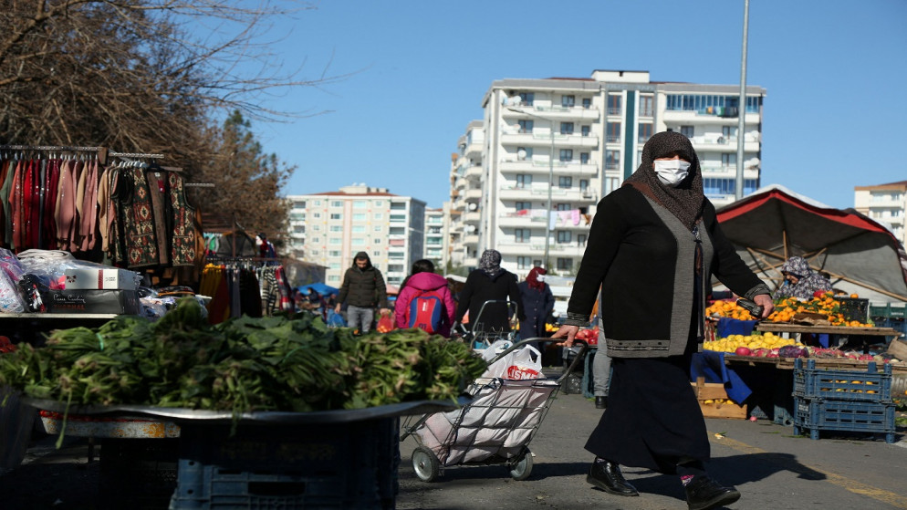 امرأة تتسوق في ديار بكر، تركيا، 22 كانون الأول/ديسمبر 2021. (رويترز)