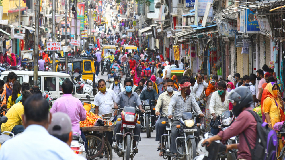 أشخاص يتجولون في السوق الرئيسية من دون الحفاظ على التباعد وسط زيادة حالات الإصابة بالفيروس في جميع أنحاء الهند. (shutterstock)