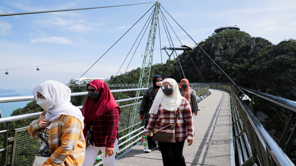 سياح يزورون جسر أعيد فتحه أمام السياح المحليين وسط جائحة فيروس كورونا في لانكاوي بماليزيا .16 سبتمبر 2021. (رويترز)