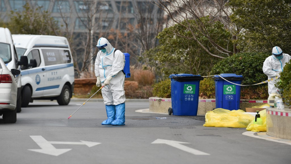 موظف يرش مطهرًا خارج فندق بعد أن ثبتت إصابة شخص بفيروس كورونا Covid-19 ، في نانجينغ بمقاطعة جيانغسو شرق الصين .28 ديسمبر 2021.(ا ف ب)