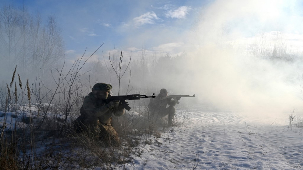 قوات الدفاع الإقليمية الأوكرانية في مناورة عسكرية بالقرب من كييف .25 ديسمبر 2021.(أ ف ب)